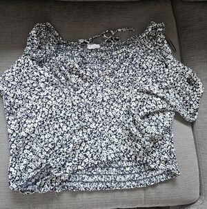 Super Cute Black & White Floral Blouse